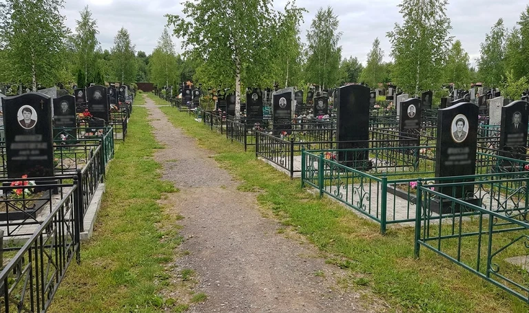 Памятники на Булыгинском кладбище в Барнауле