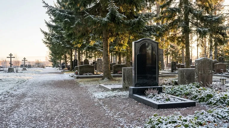 Семейная гранитная мастерская «Мастер Каменев» — установка памятника на участке Бунгурского кладбища