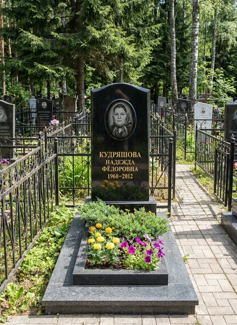 Аллея на Центральном кладбище в Хабаровске
