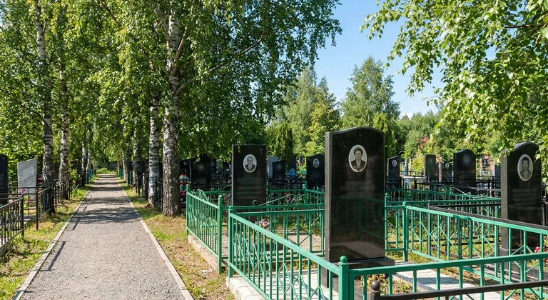 Памятники на Центральном кладбище в Хабаровске