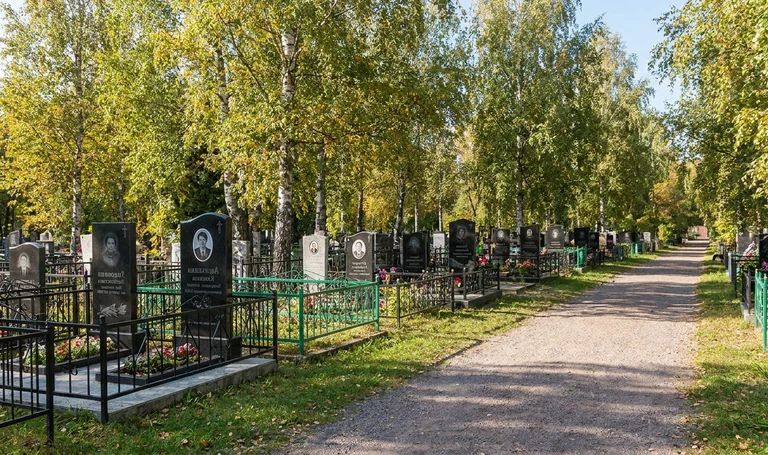 Памятники на Черницком кладбище в Барнауле