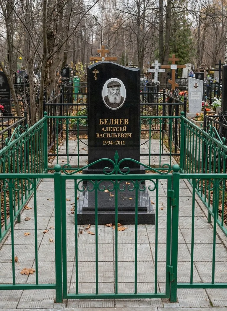 Аллея на Черномысовском кладбище в Сургуте