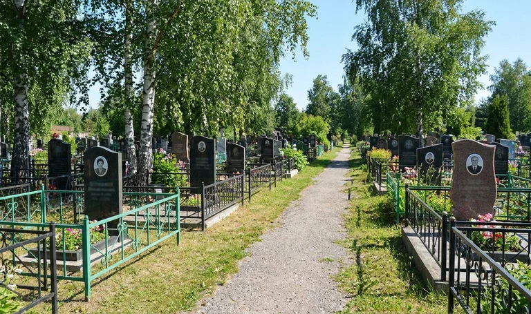 Памятники на Червишевском кладбище в Тюмени