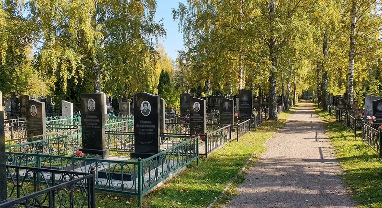 Аллея на Ивановском кладбище в Екатеринбурге