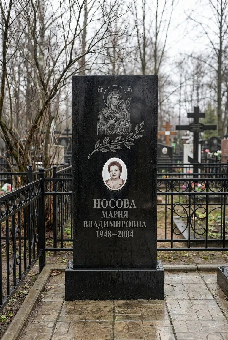 Памятник с гравировкой на Михайловском кладбище