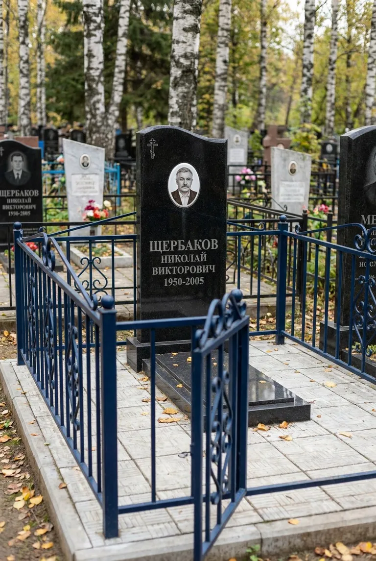 Памятник с оградой на Михайловском кладбище