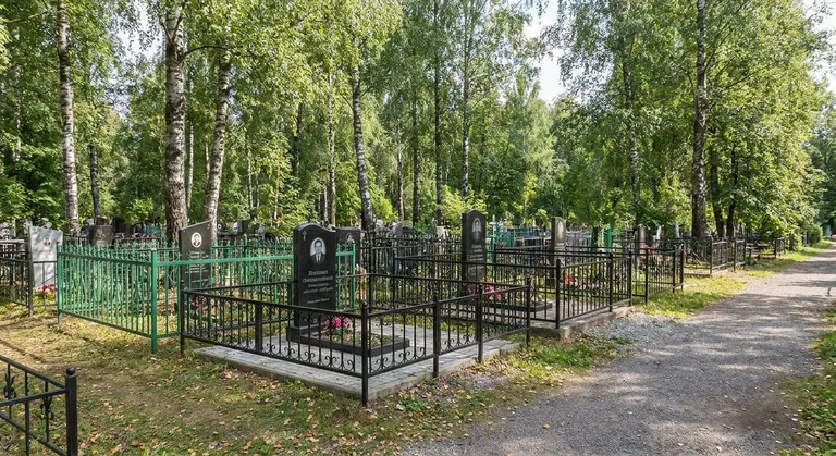 Аллея на Михайловском кладбище в Екатеринбурге