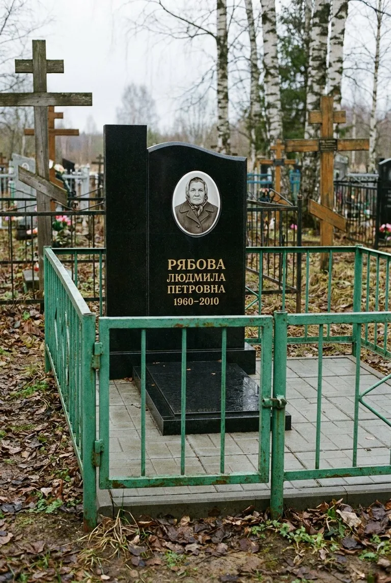 Семейный памятник с оградой на Нижне-Исетском кладбище