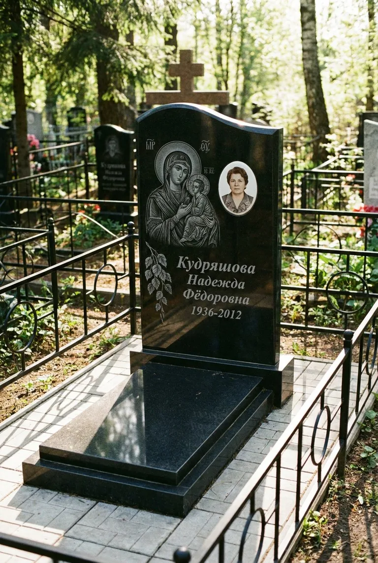 Памятник с гравировкой на Нижне-Исетском кладбище