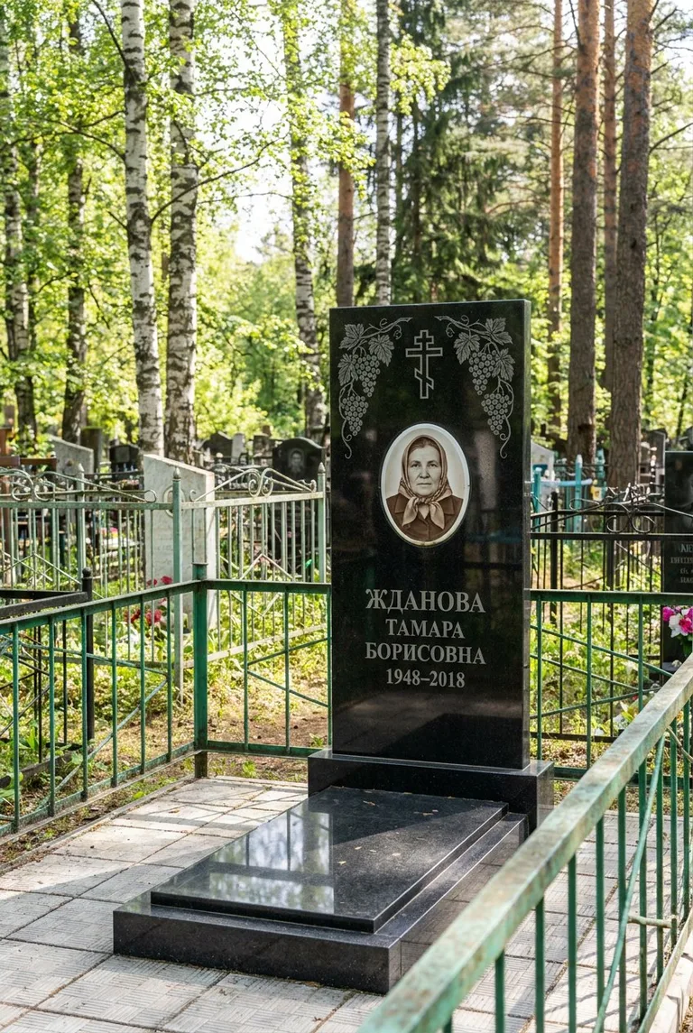 Памятник с гравировкой на Северном кладбище