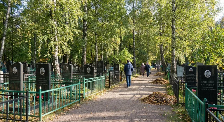 Аллея на Широкореченском кладбище в Екатеринбурге