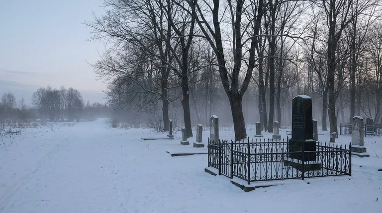 Гранитный памятник на кладбище в Сургуте, установленный мастерской «Мастер Каменев»