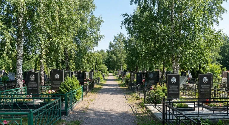 Памятники на городском кладбище в Новом Уренгое