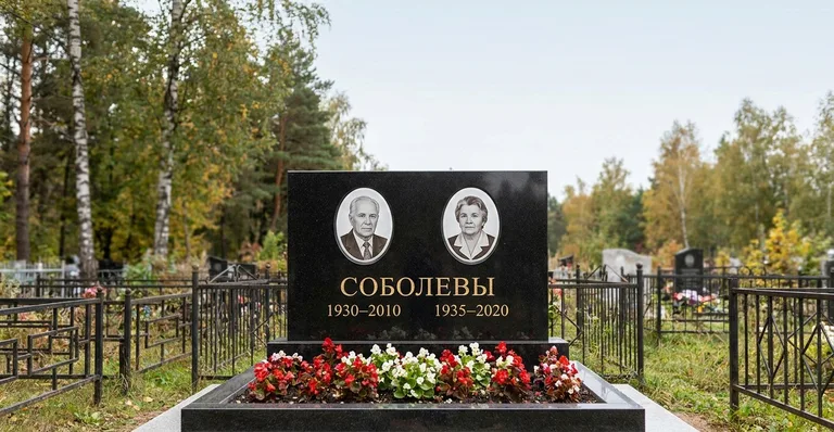 Гранитный памятник с портретом, Примеры памятников и благоустройства захоронений, выполненных мастерской «Мастер Каменев»