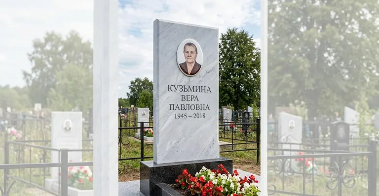 Памятник с цветником, Пример памятника из гранита работы мастерской «Мастер Каменев»