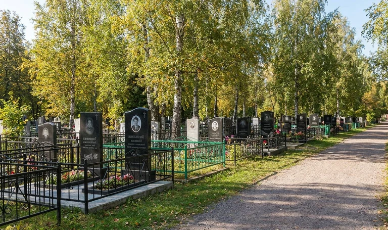 Памятники на Хохряковском кладбище под Ижевском