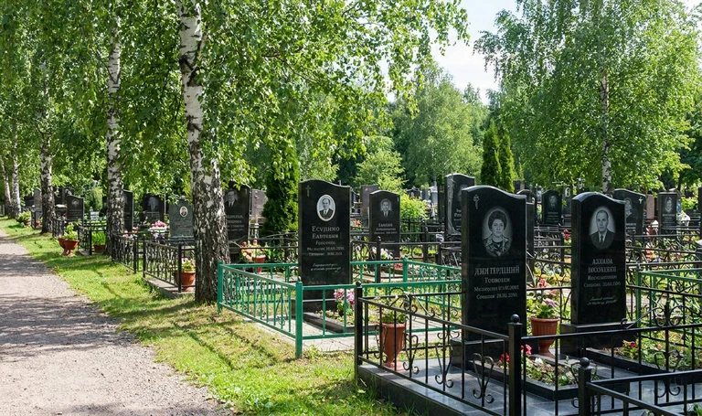 Памятники на Христофоровском кладбище в Южно-Сахалинске