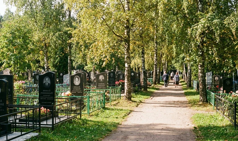 Памятники на Кировском кладбище №3 в Кемерове