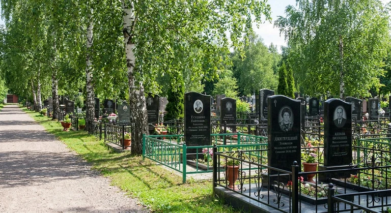 Памятники на кладбище Красная Речка в Хабаровске