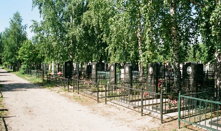 Памятники на кладбище Ласточка в Южно-Сахалинске