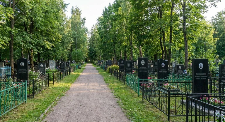 Памятники на Лесном кладбище в Екатеринбурге