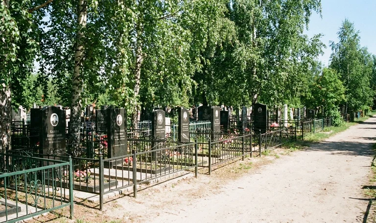 Памятники на Матвеевском кладбище в Хабаровске