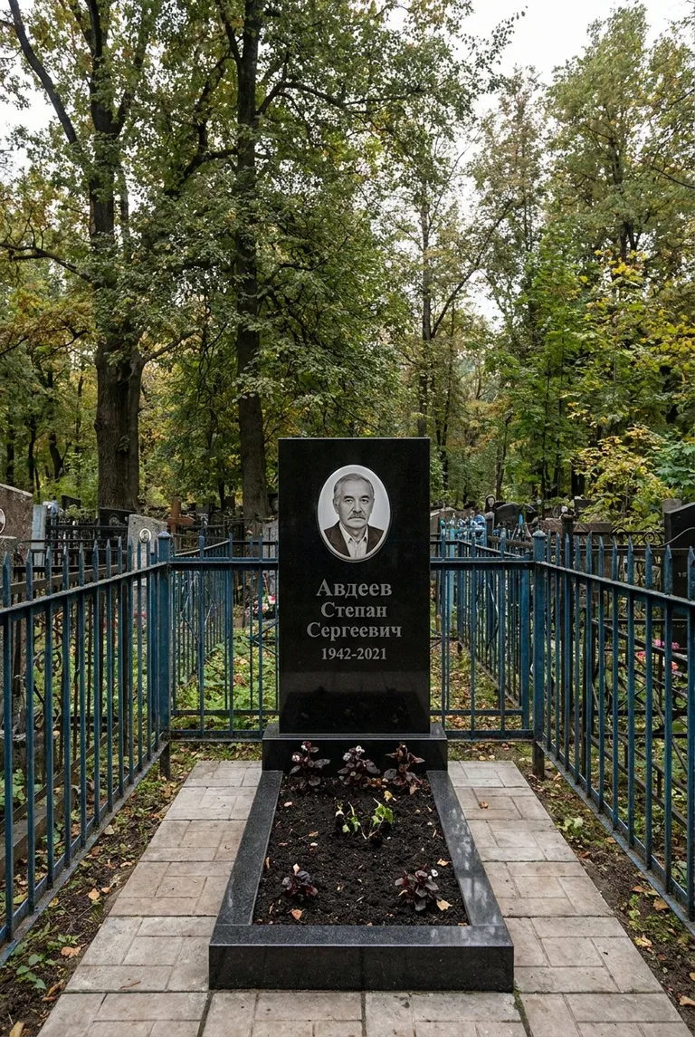 Аллея на Михайловском кладбище в Екатеринбурге
