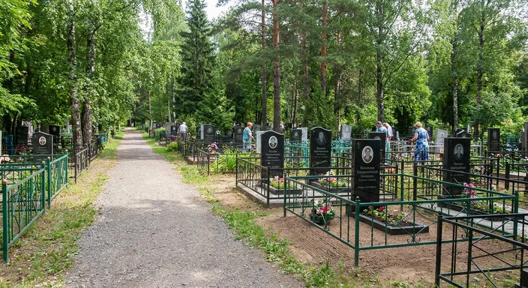 Памятники на Михайловском кладбище в Екатеринбурге