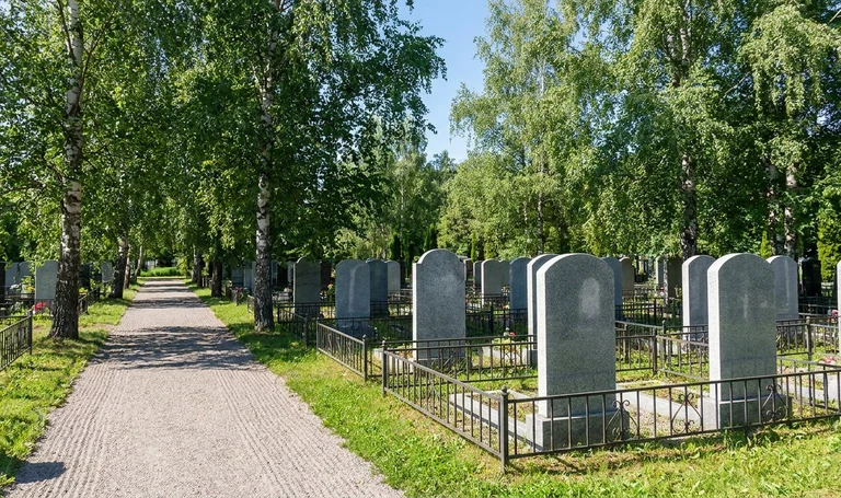 Мусульманские памятники на мусульманском кладбище в Тюмени