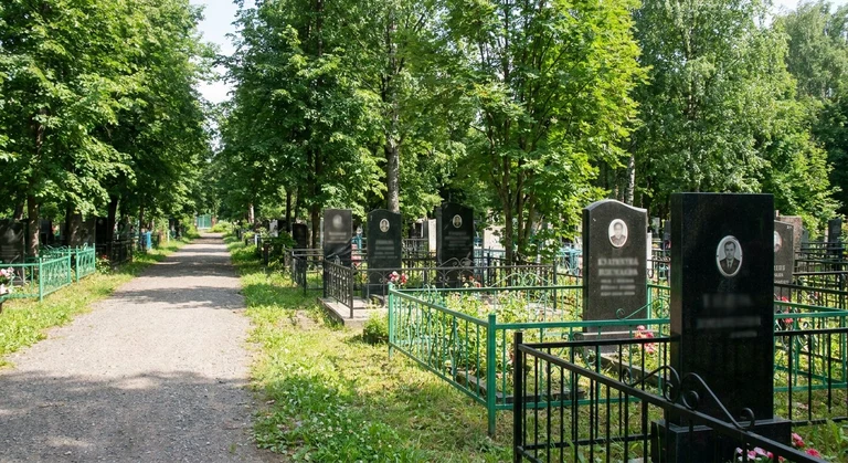 Памятники на Нижне-Исетском кладбище в Екатеринбурге