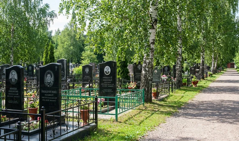 Памятники на Новейшем (Крестовоздвиженском) кладбище в Ставрополе