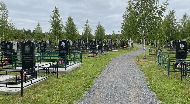 Памятники на Ново-Восточном кладбище в Омске