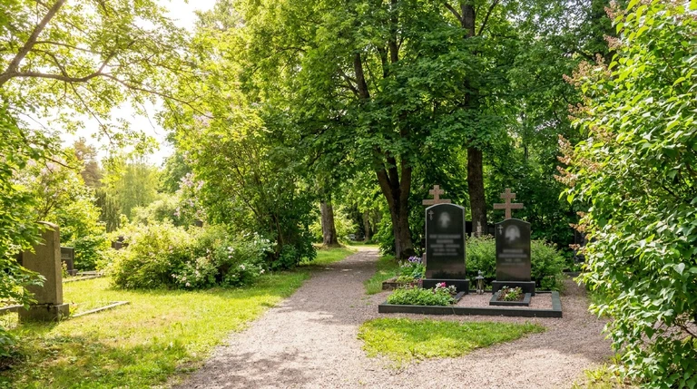 Гранитный памятник на Новом кладбище в Ставрополе работы мастерской Каменев