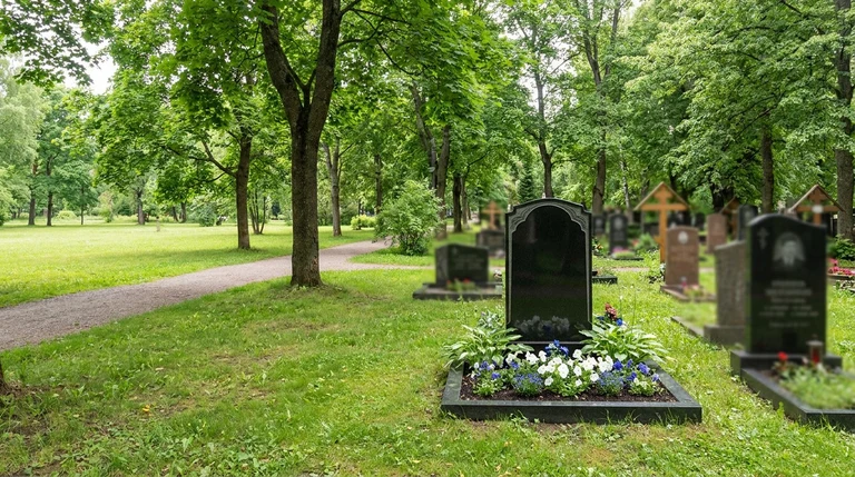 Гранитный памятник на участке Нового кладбища в Засвияжском районе Ульяновска