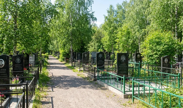 Памятники на Шинном кладбище в Красноярске