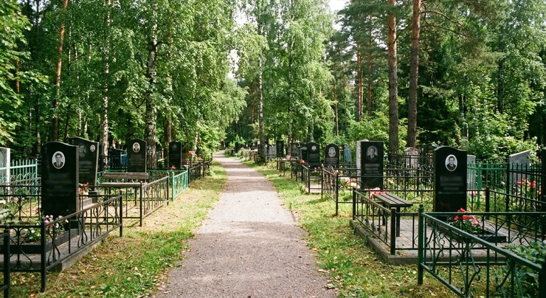 Памятники на Широкореченском кладбище в Екатеринбурге