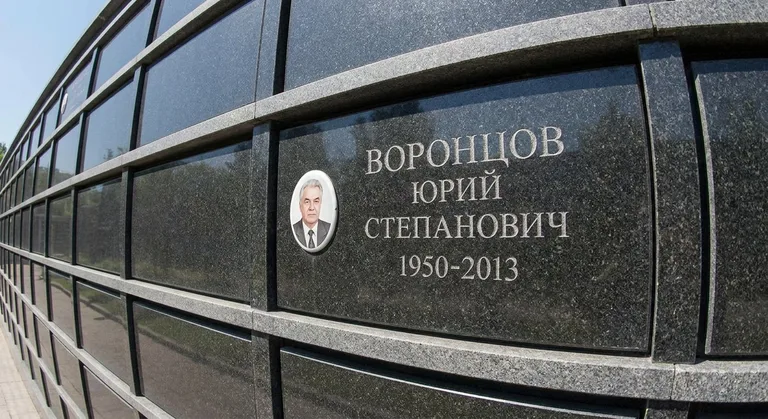 Аллея на Сибирском кладбище в Екатеринбурге