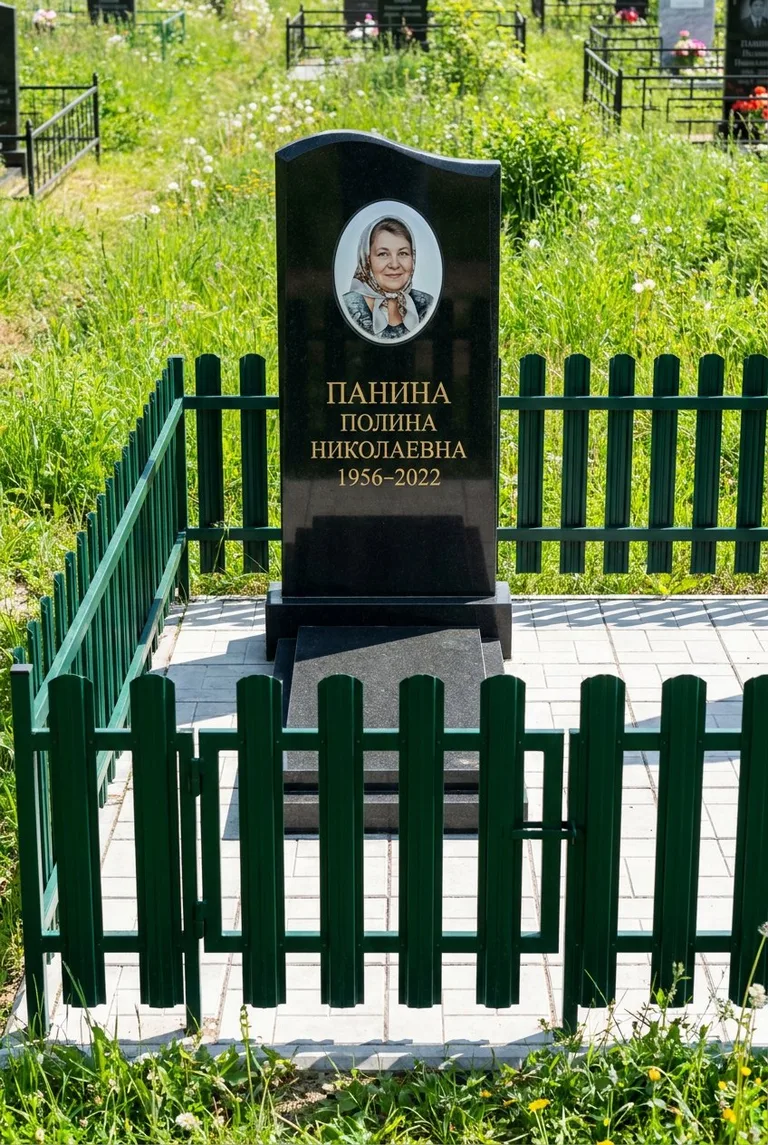Памятник с оградой на Большеохтинском кладбище