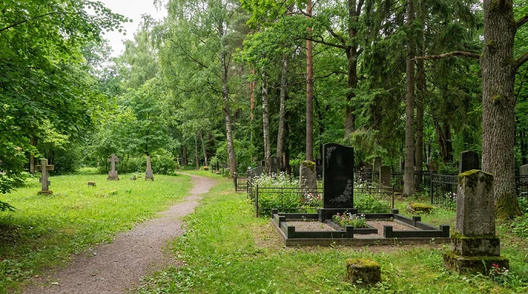 Памятники на Старо-Восточном кладбище в Омске