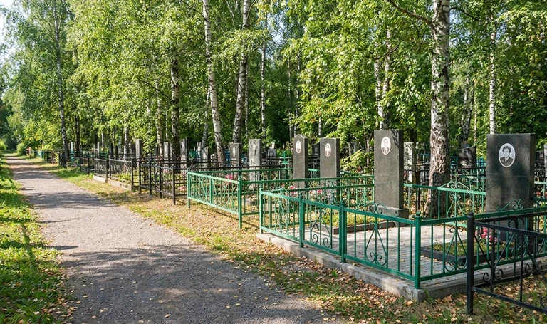 Памятники на Старом городском кладбище в Белгороде
