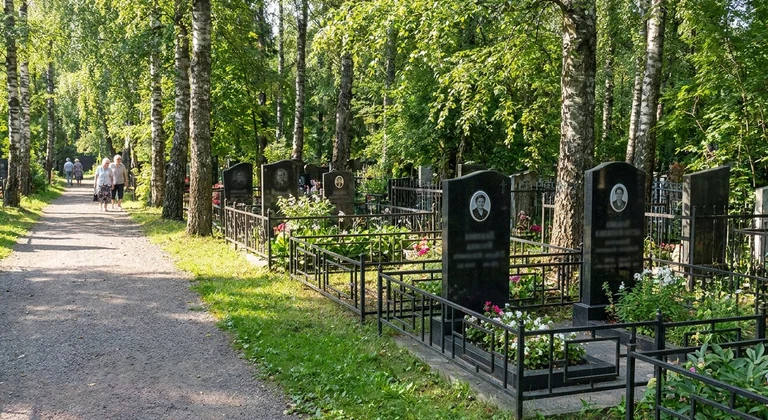Памятники на Степном кладбище в Оренбурге