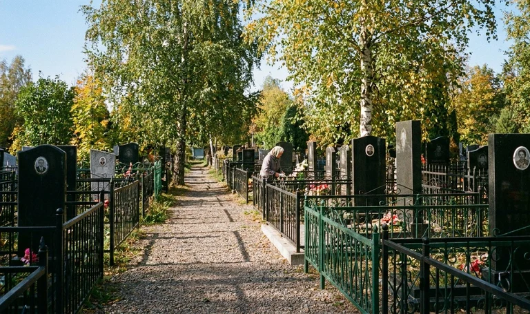 Памятники на Текутьевском кладбище в Тюмени