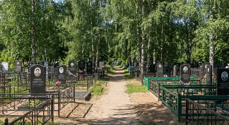 Памятники на Троицком кладбище в Красноярске