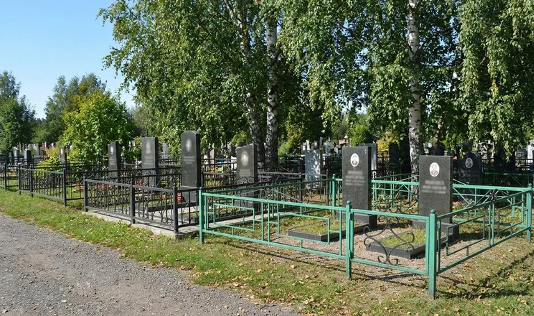 Памятники на Восточном кладбище в Набережных Челнах