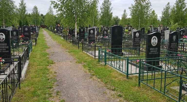 Памятники на Юго-Западном кладбище в Белгороде