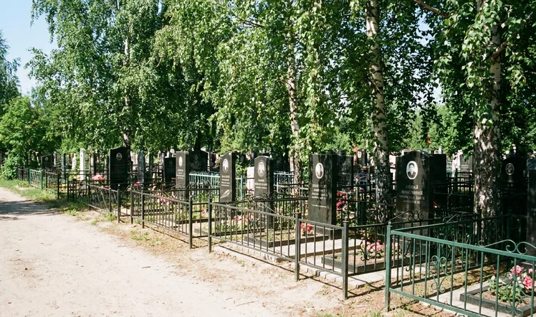 Памятники на Юго-Западном кладбище в Воронеже