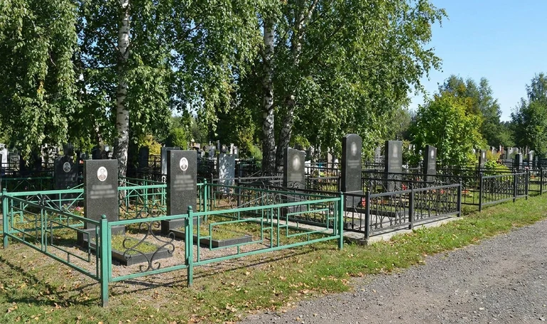 Памятники на Южном кладбище в Магнитогорске
