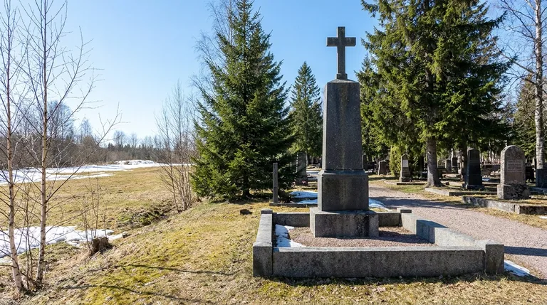 Аллея на Западном кладбище в Ижевске, посёлок Новые Парники