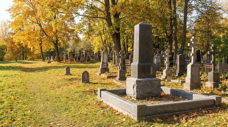 Аллея и семейные участки на Злобинском кладбище в Кировском районе Красноярска
