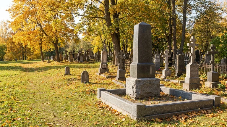 Гранитный памятник на Злобинском кладбище в Красноярске на Покровской горе
